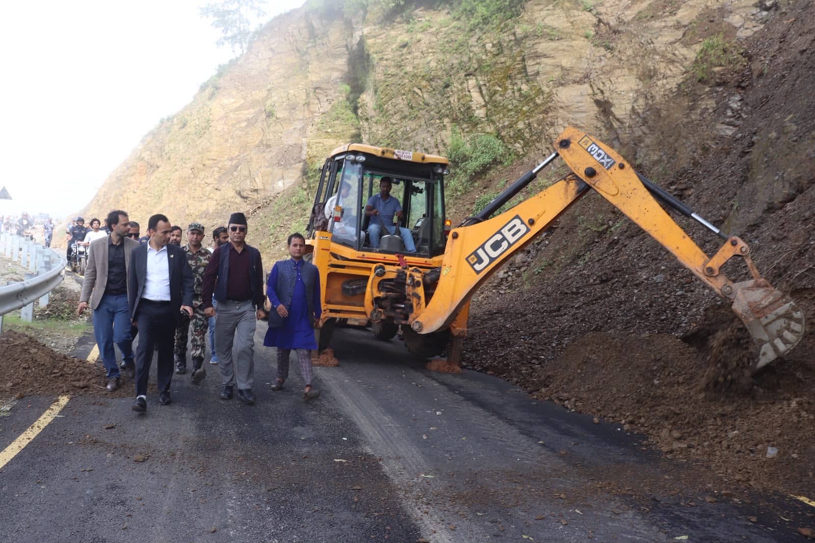 नुवाकोटका पहिरो प्रभावित क्षेत्रको सञ्चारमन्त्री तिमिल्सिनाद्वारा स्थलगत निरीक्षण, जोखिमयुक्त बस्ती स्थानान्तरणमा पहल