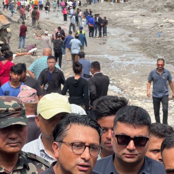 बाढी प्रभावित क्षेत्र पुगेर अर्थमन्त्रीको ढाडस: "ढुक्क हुनुहोस्, स्रोतको अभाव हुन दिनेछैनौँ"